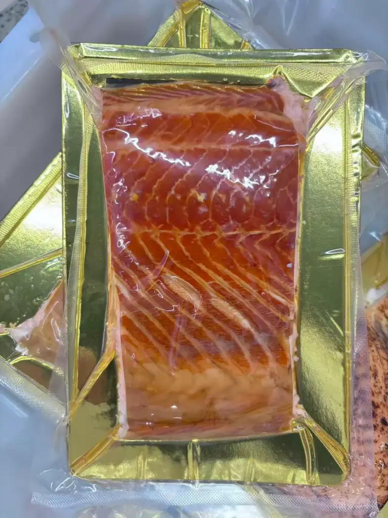 Lämminsavustettu lohi ±350g/pienpakkaus – myydään painon mukaan/kg | 烟熏三文鱼 (熟) ±350g/小包装 称重/kg